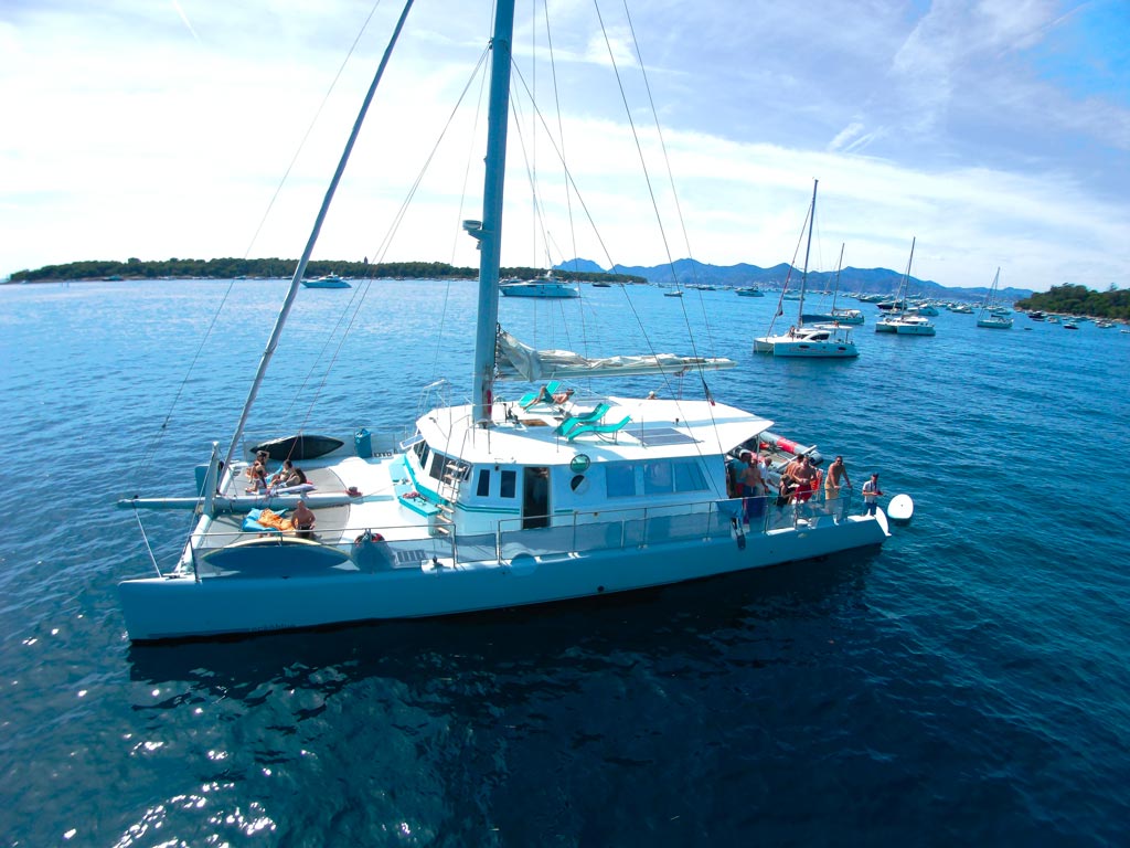 Optez pour la découverte d'Antibes à bord d'un catamaran